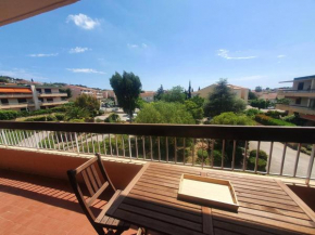 Appartement 2 chambres avec grand balcon à deux pas du port de Sanary et de la plage